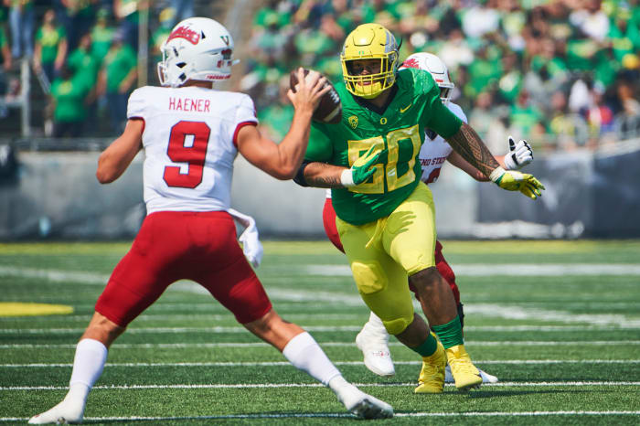 Popo Aumavae applies pressure on Fresno State Bulldogs quarterback Jake Haener during a game at Autzen Stadium in September 2021.